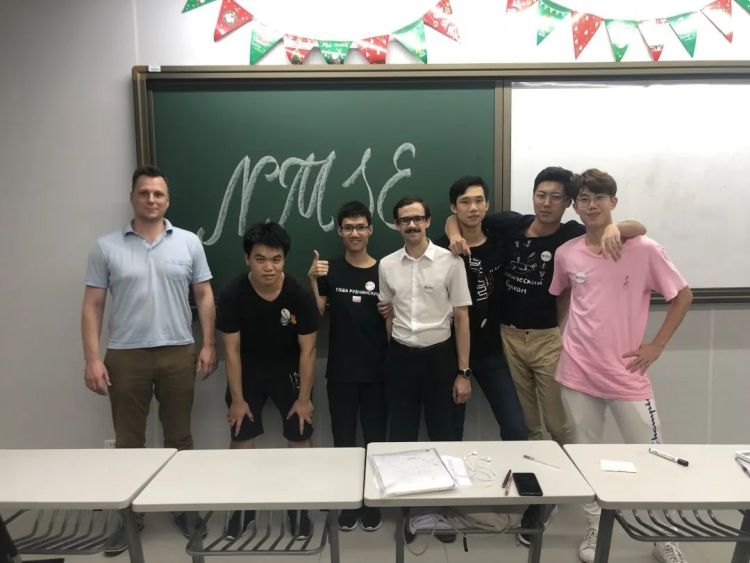 %e6%b7%b1%e5%8c%97%e8%8e%ab%e6%9d%90%e6%96%99%e7%a7%91%e5%ad%a6%e7%b3%bb%e4%b8%89%e5%b9%b4%e7%ba%a7%e5%ad%a6%e7%94%9f%e7%8e%8b%e7%a8%8b%e8%bf%9c%ef%bc%88%e5%8f%b3%e4%b8%80%ef%bc%89