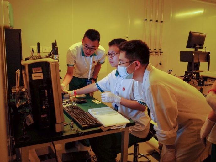 %e5%8f%82%e8%90%a5%e5%ad%a6%e5%91%98%e4%bd%bf%e7%94%a8%e6%98%be%e5%be%ae%e9%95%9c%e8%a7%82%e5%af%9f%e5%85%89%e6%a0%85%e7%89%87%e7%9a%84%e7%bb%93%e6%9e%84%e5%bd%a2%e6%80%81