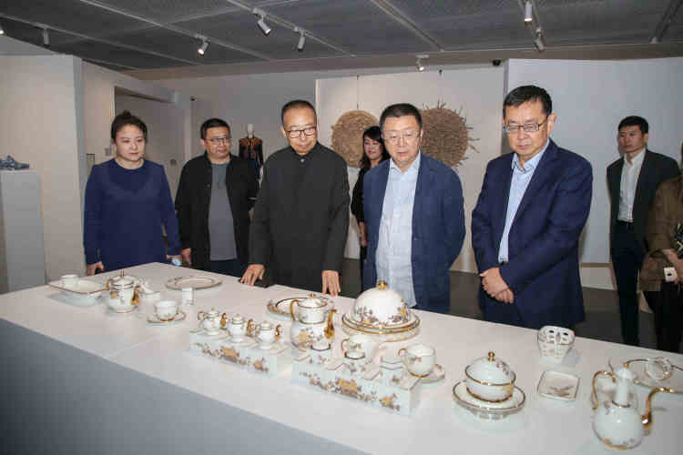 %e9%a2%86%e5%af%bc%e5%98%89%e5%ae%be%e8%a7%82%e7%9c%8b%e6%b7%b1%e8%81%8c%e8%89%ba%e8%ae%be%e5%9b%a2%e9%98%9f%e8%ae%be%e8%ae%a1%e7%9a%84%e5%9b%bd%e5%ae%b4%e9%99%b6%e7%93%b7%e3%80%8a%e9%94%a6%e7%bb%a3