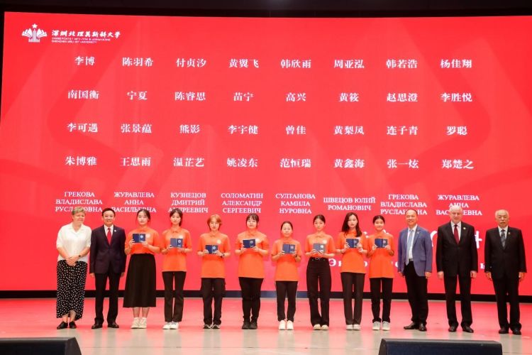 %e6%a0%a1%e9%a2%86%e5%af%bc%e4%b8%ba%e6%96%b0%e7%94%9f%e9%a2%81%e5%8f%91%e5%ad%a6%e7%94%9f%e8%af%81