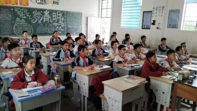 讲师团为云南省德宏州梁河县曩宋阿昌族乡中心小学的50余位小朋友们授课