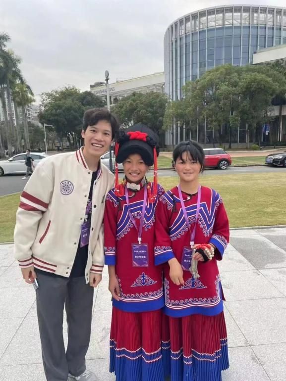 薛柯桢带领四川大凉山学生参观清华大学深圳国际研究生院