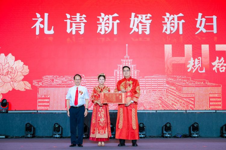 黄玉东为新人们送上婚书