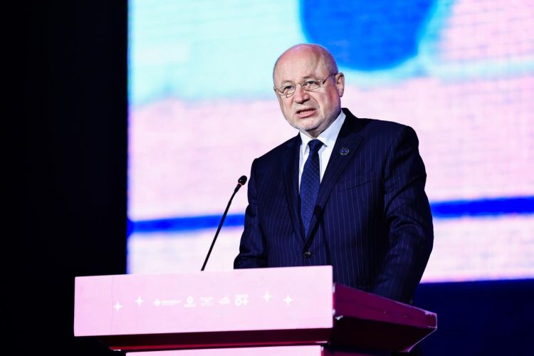 伊万琴科宣读俄罗斯副总理德米特里·切尔内申科的贺信