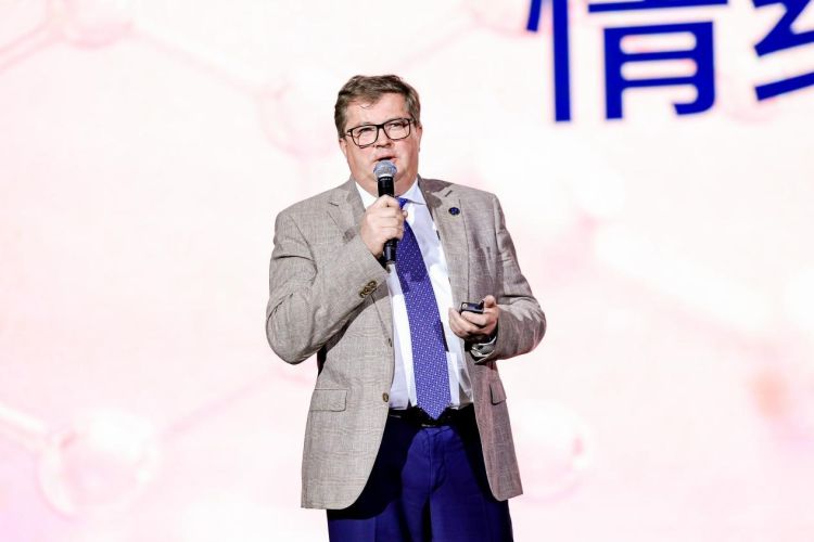 卡尔梅科夫和戈尔布诺娃以《情绪化学》为主题作报告。