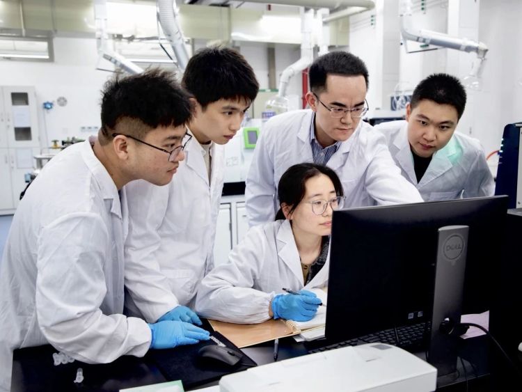 b在实验室指导学生开展数据分析