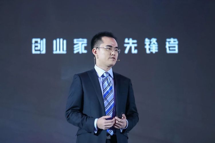 在全球新兴科技峰会上做邀请报告