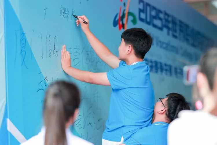 8196B2644E3680C5BC7842D36D6692C0